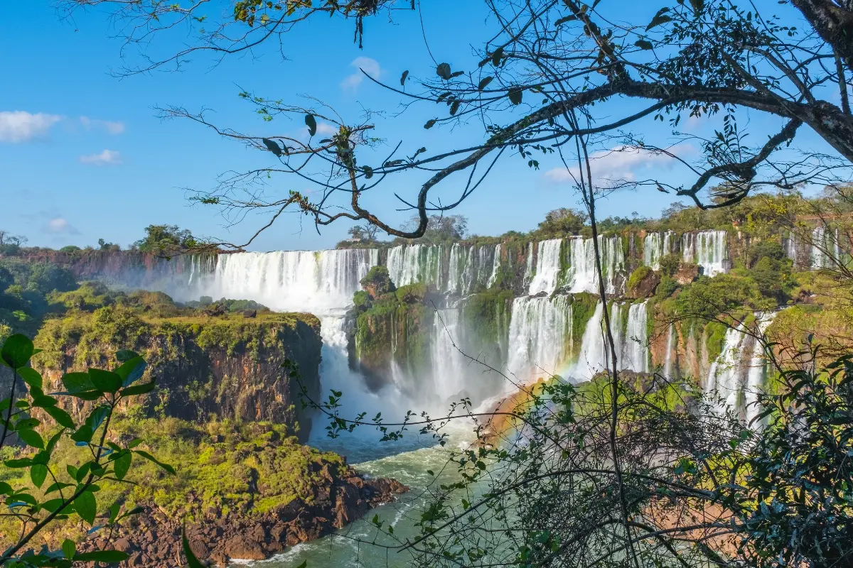 Vista de los saltos entre la selva con arcoíris