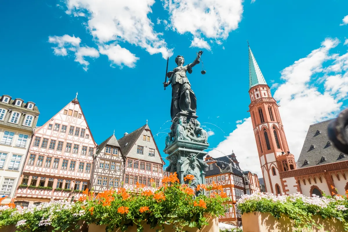 Plaza Römerberg de Frankfurt con la fuente de la Justicia
