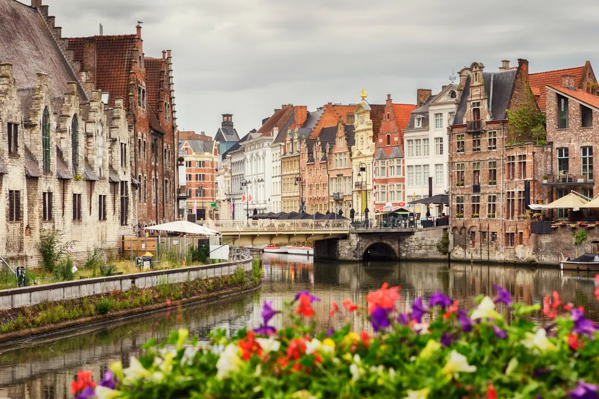 Canal de Gante con fachadas flamencas y flores