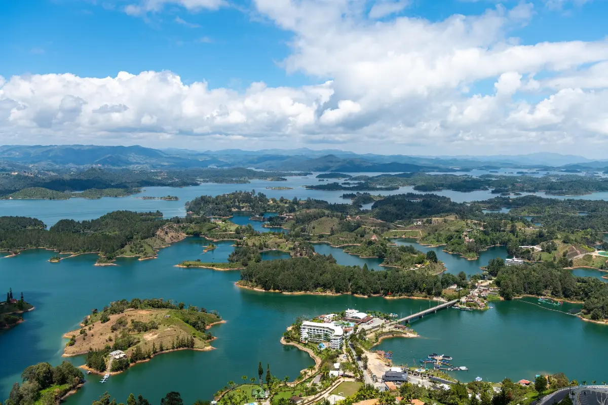Panorámica del embalse de Guatapé con sus islas verdes