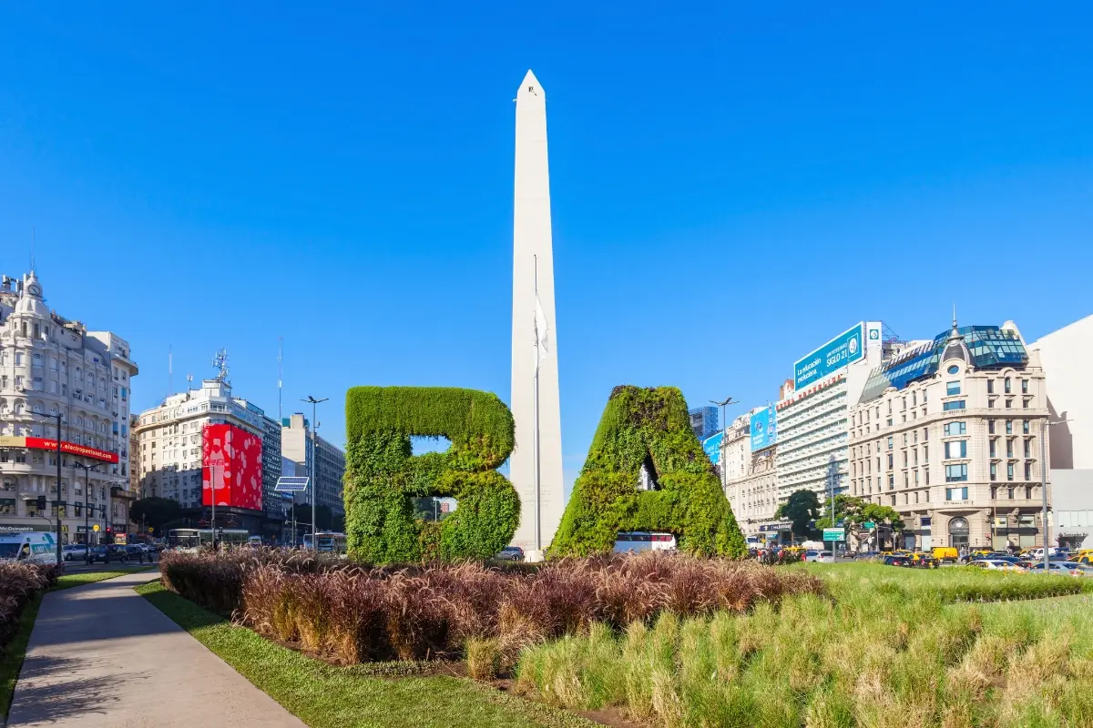 Obelisco de Buenos Aires y las letras BA en la Avenida 9 de Julio