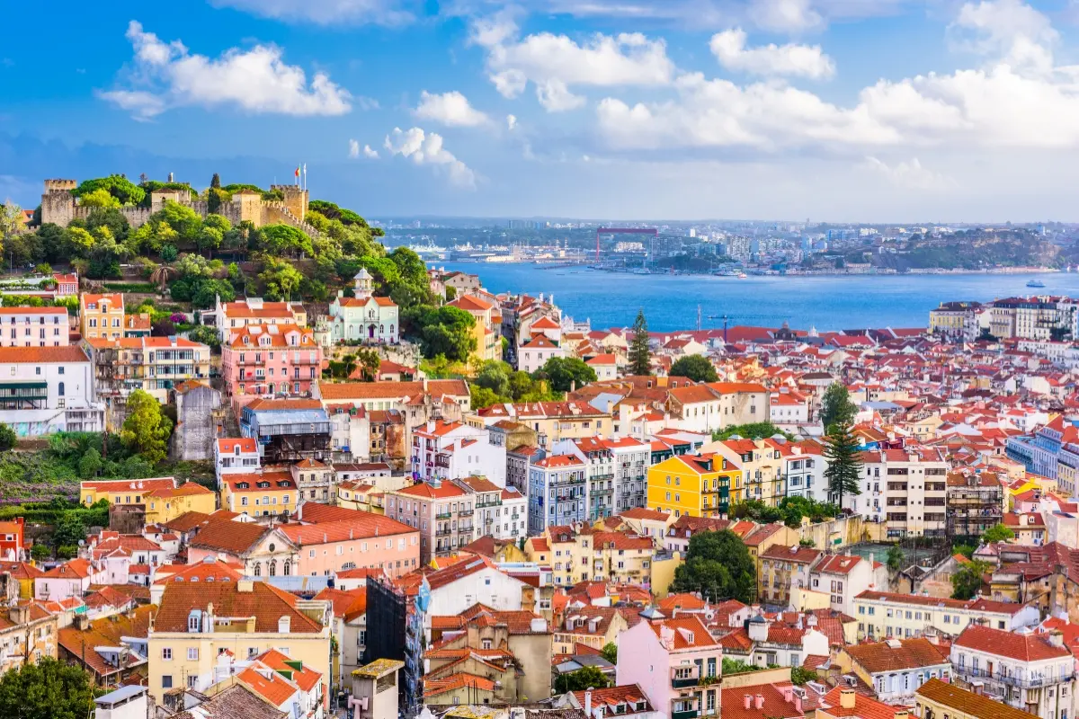 Vista panorámica de Lisboa con el castillo de San Jorge y el Tajo