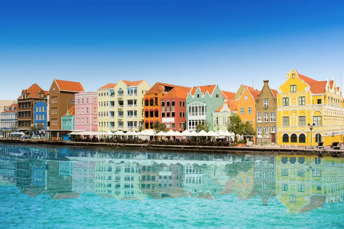 Fachadas coloniales de colores reflejadas en el agua en Willemstad