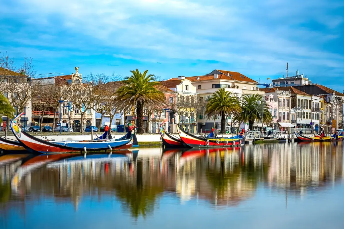 Barcos moliceiros de colores en los canales de Aveiro