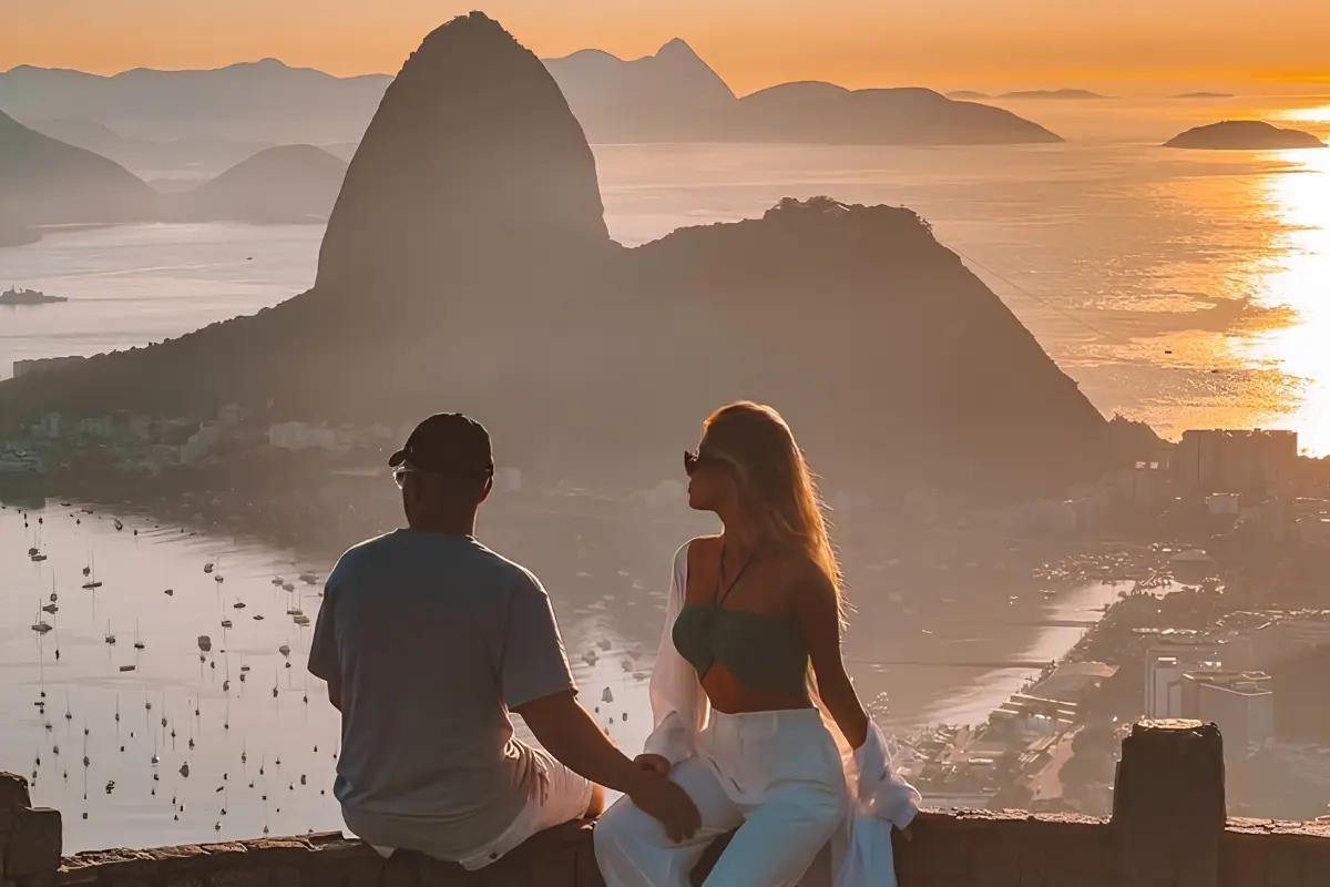 Pareja contemplando el Pan de Azúcar al amanecer desde un mirador de Río