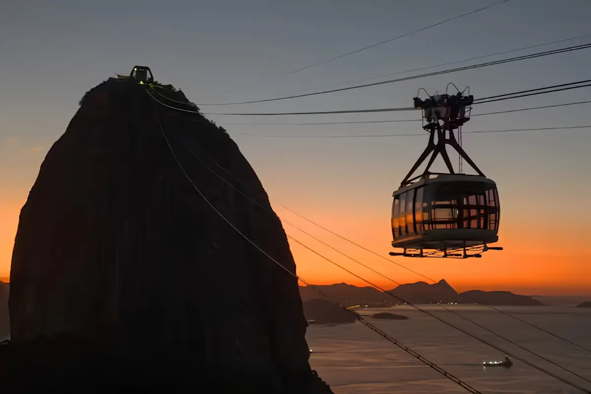 Teleférico del Pan de Azúcar al anochecer