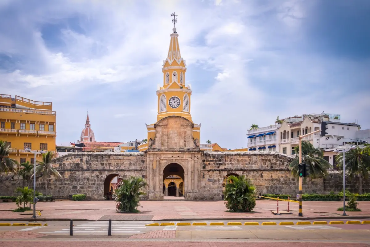 Torre del Reloj y murallas de la ciudad amurallada