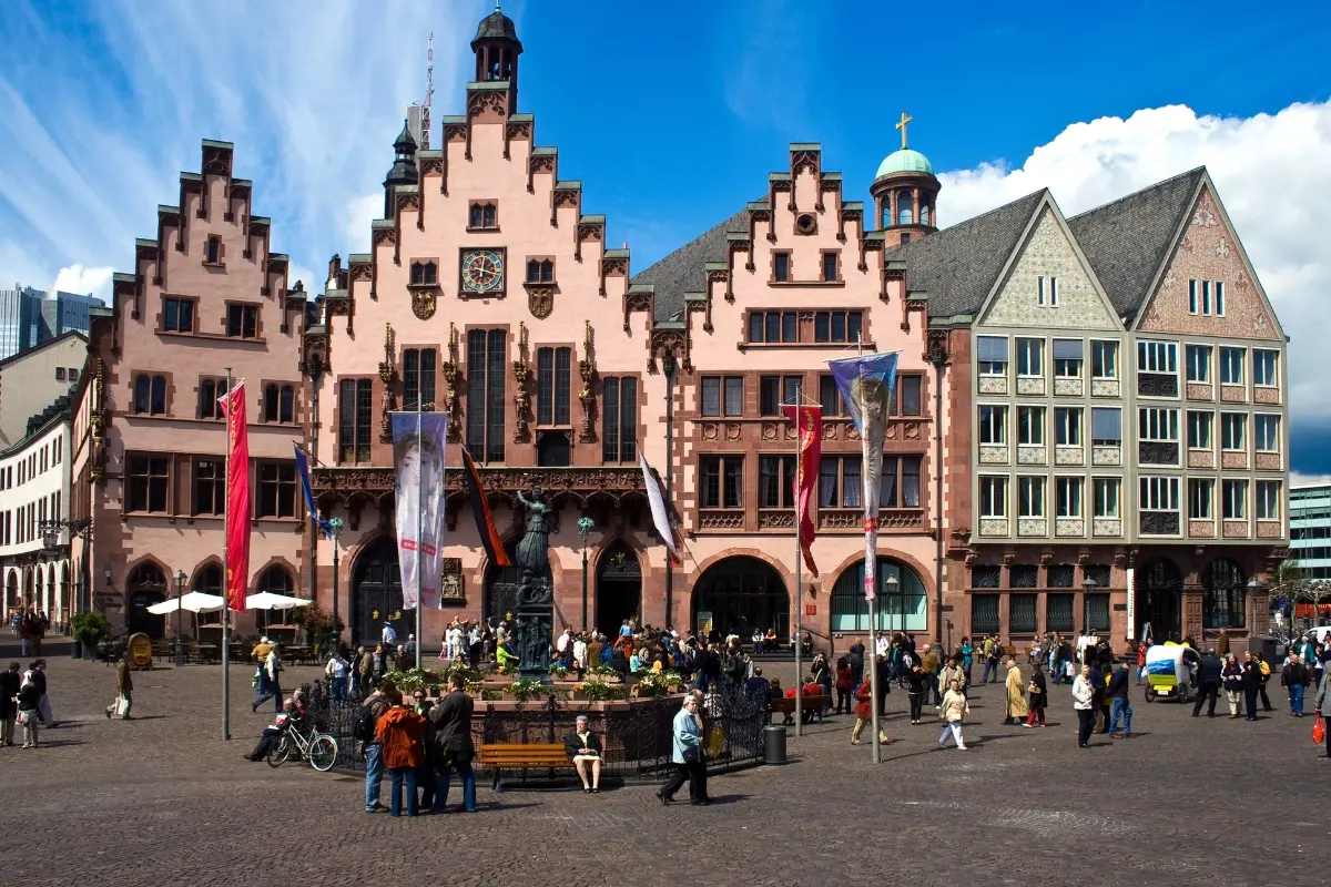 Plaza Römerberg con el ayuntamiento histórico de Frankfurt
