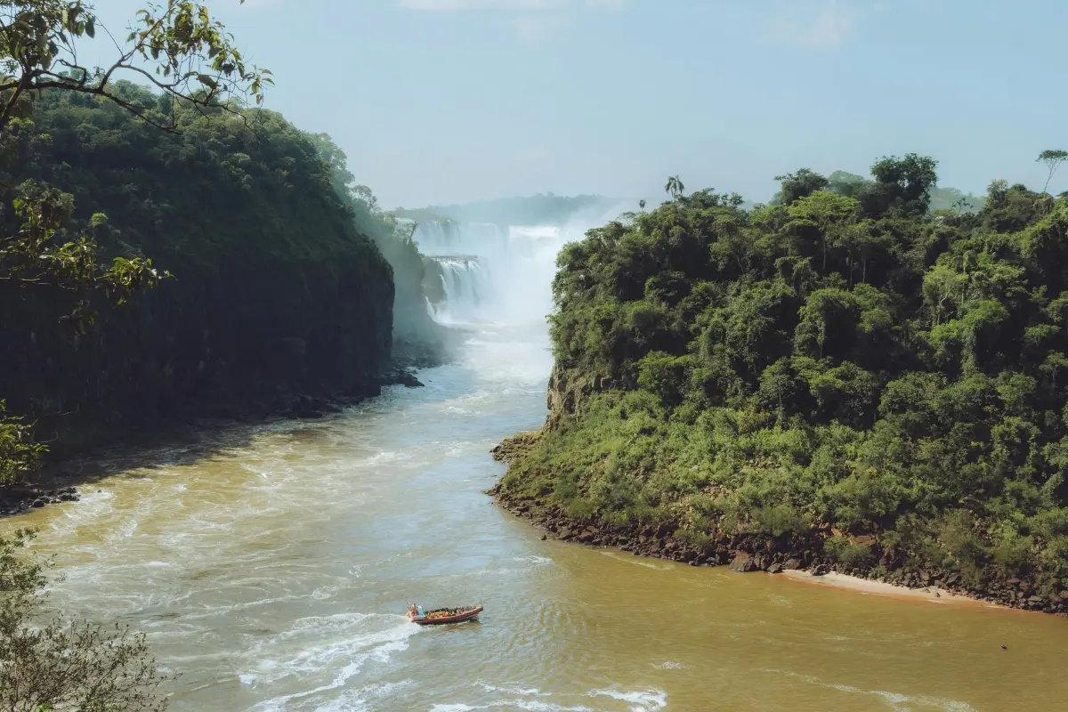 Río Iguazú y bote navegando hacia las cataratas