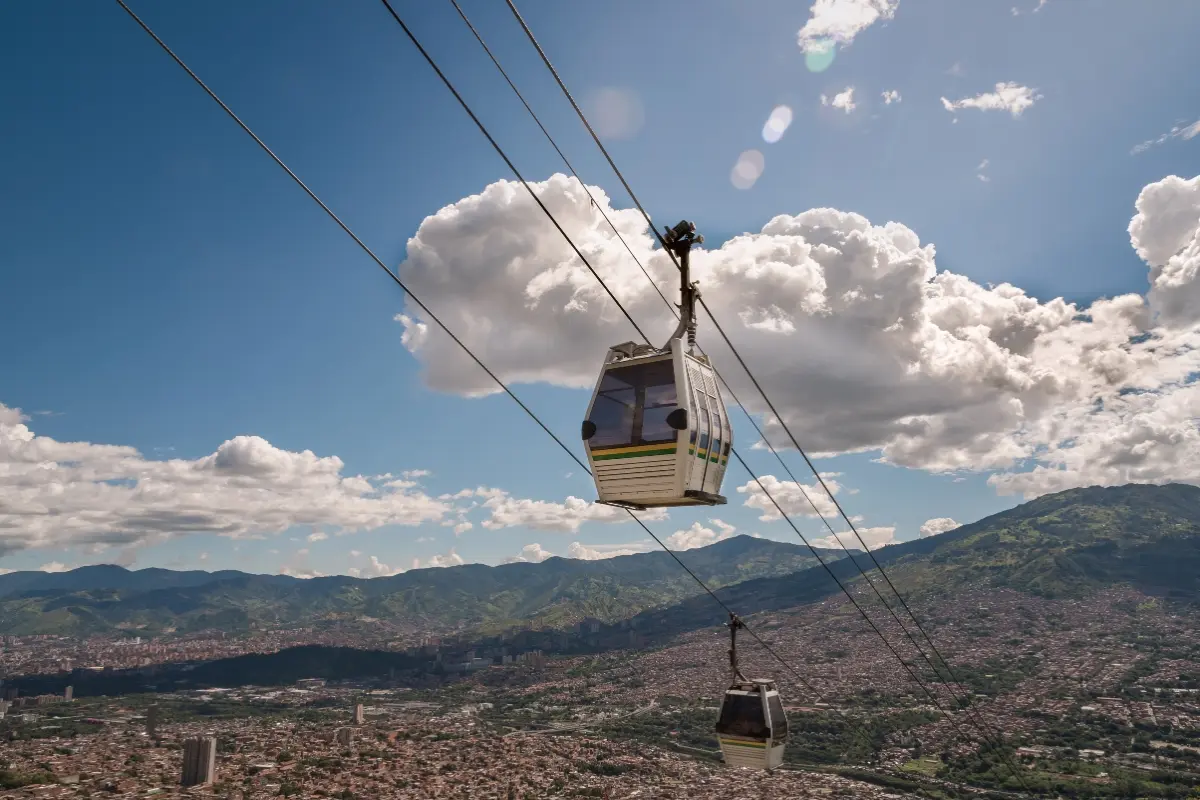 Cabinas del Metrocable de Medellín sobre la ciudad y las montañas