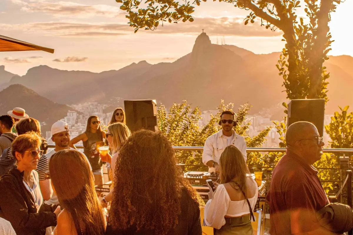 Fiesta en terraza con vista al Corcovado al atardecer