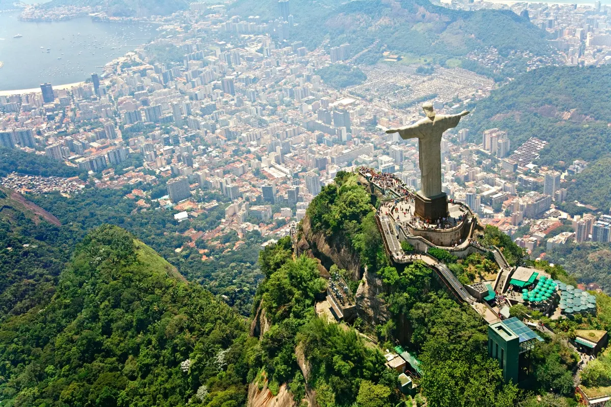 Vista aérea del Cristo Redentor sobre el cerro Corcovado
