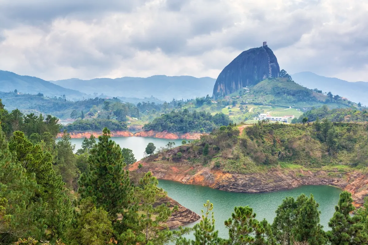 Piedra del Peñol vista entre los embalses y pinos de Guatapé
