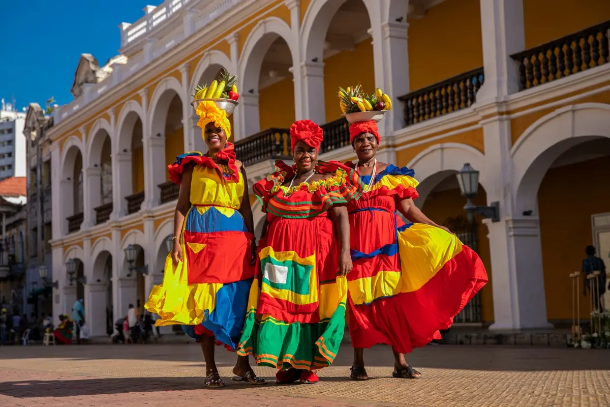 Palenqueras con trajes típicos en la Plaza de la Aduana
