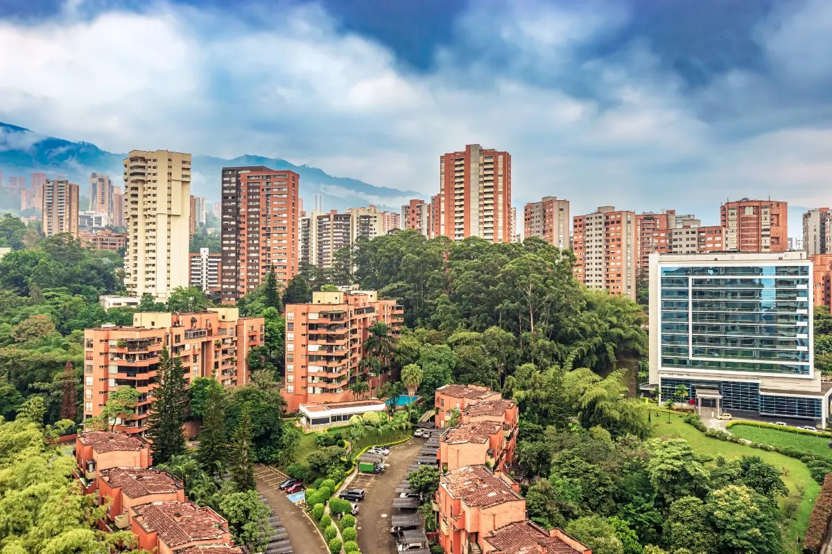 Edificios de El Poblado en Medellín rodeados de vegetación