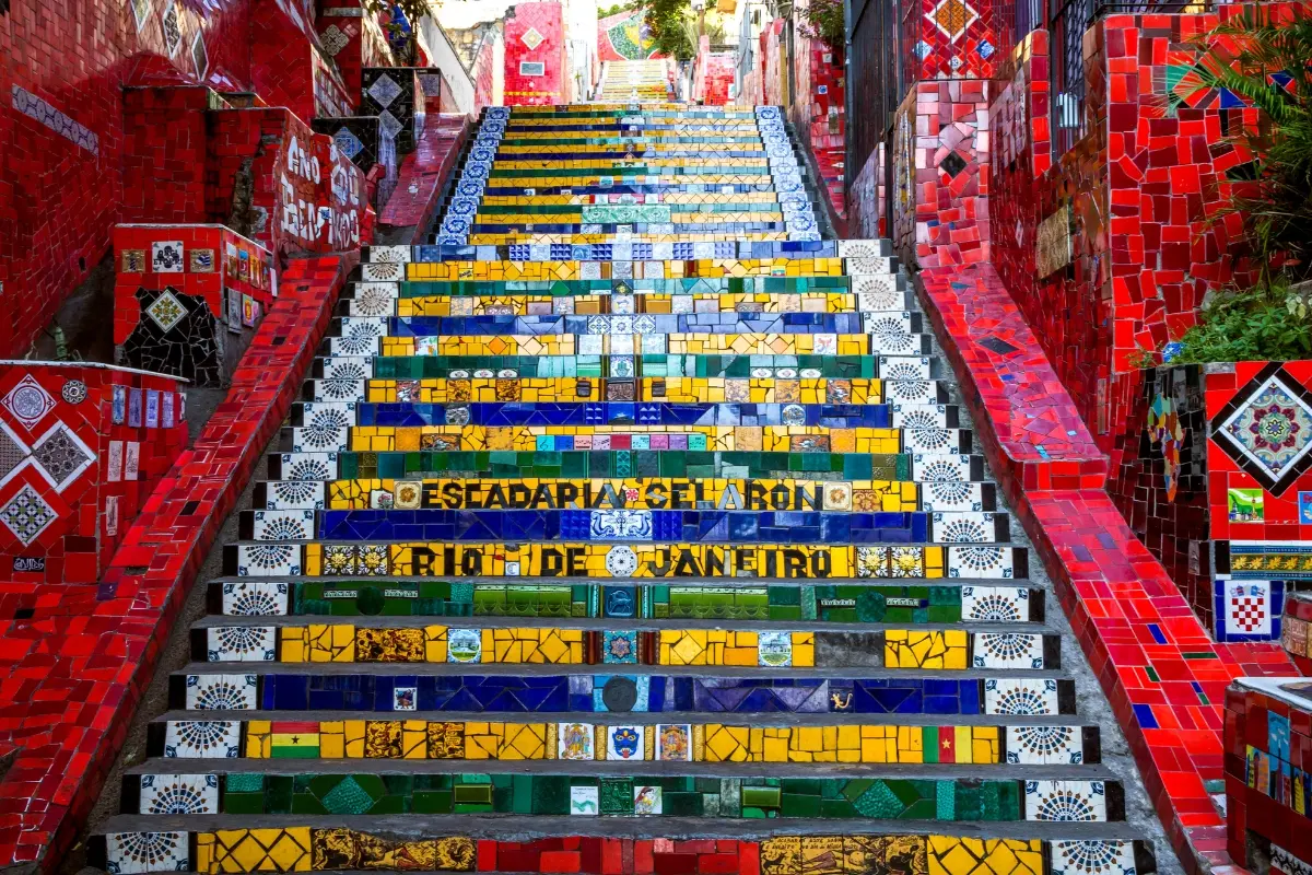 Escalera de Selarón con mosaicos de colores en Río de Janeiro
