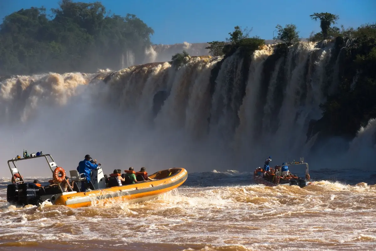 Botes de aventura acercándose a los saltos