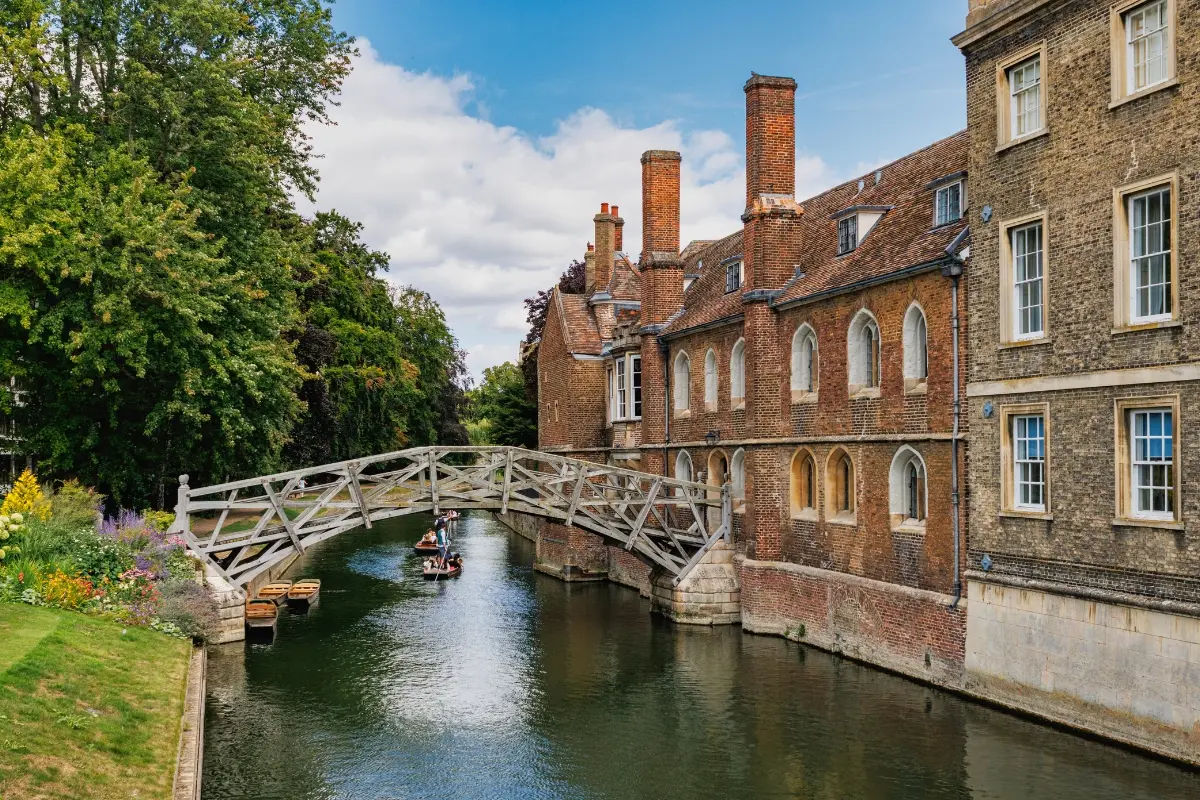 Mathematical Bridge y punts en el río Cam, Cambridge