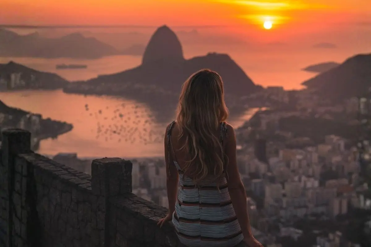 Mirador con vista al Pan de Azúcar y la bahía de Guanabara al atardecer
