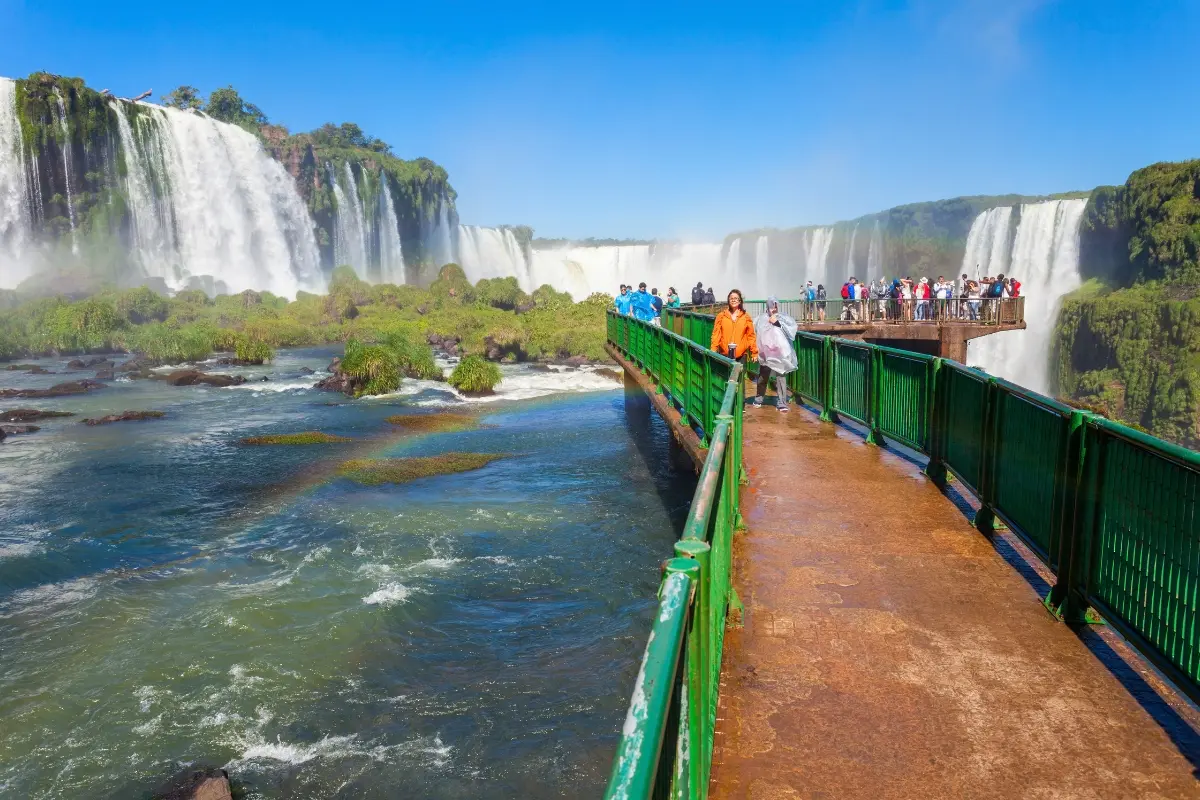 Pasarela con visitantes frente a las cataratas