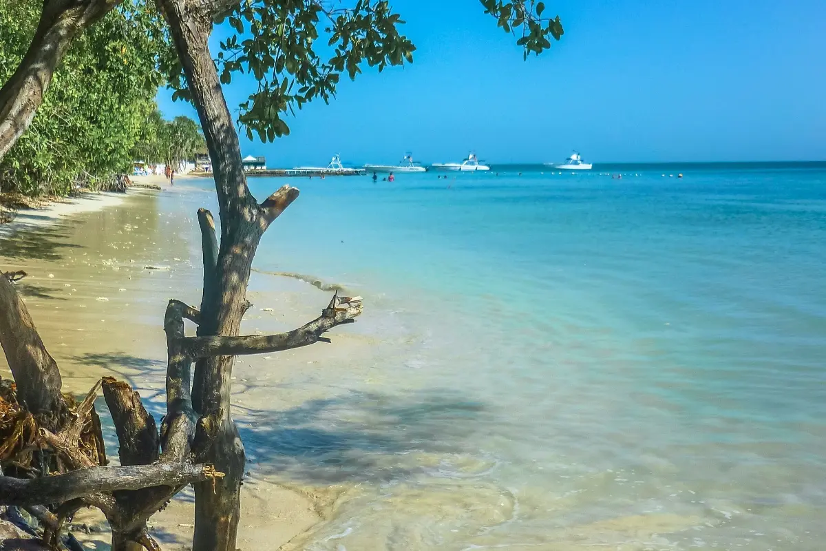 Playa de arena blanca y mar turquesa en las islas cerca de Cartagena