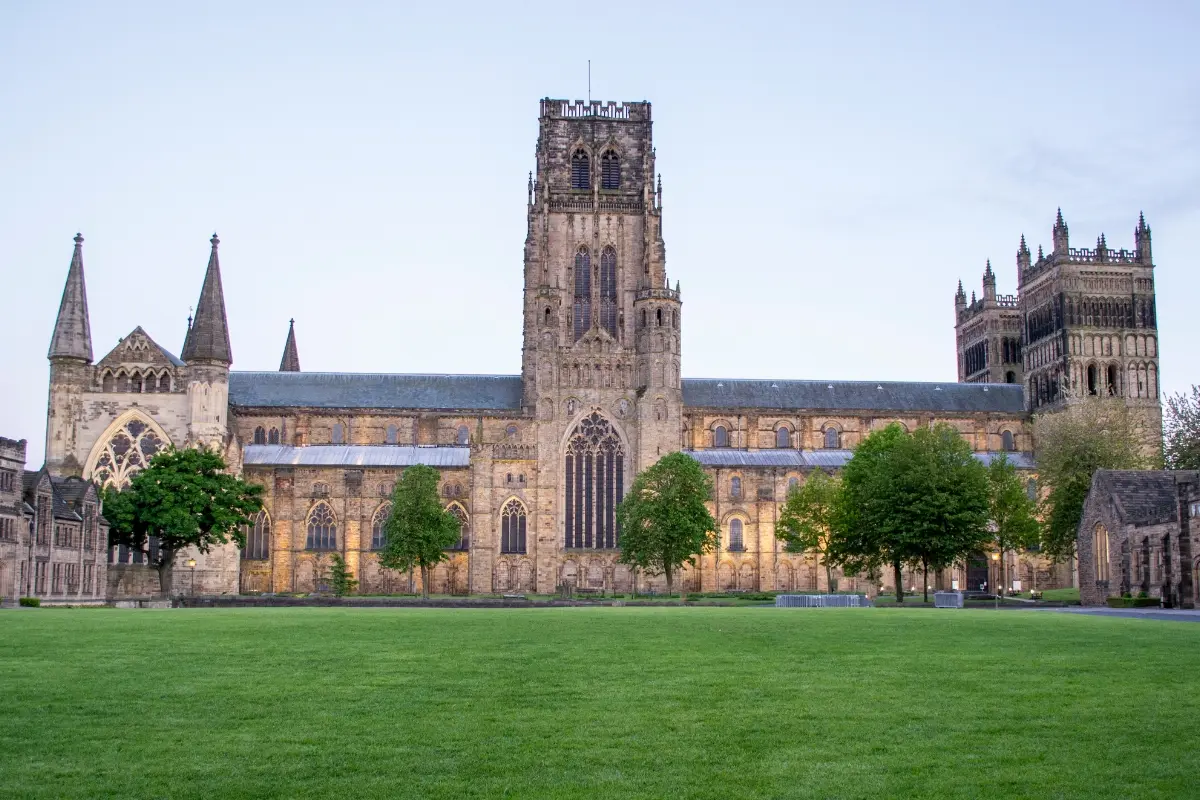 Catedral de Durham iluminada al anochecer