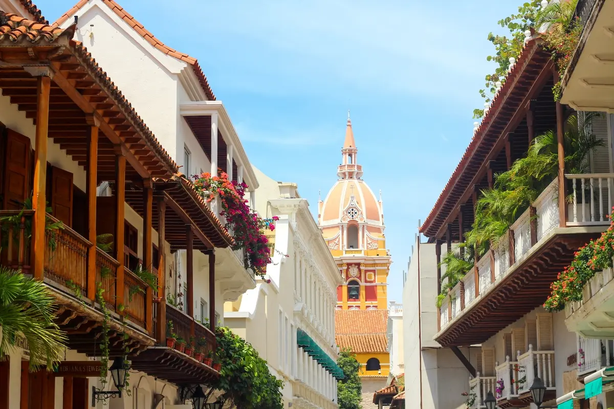 Balcones coloniales floridos y la torre de la catedral de Cartagena