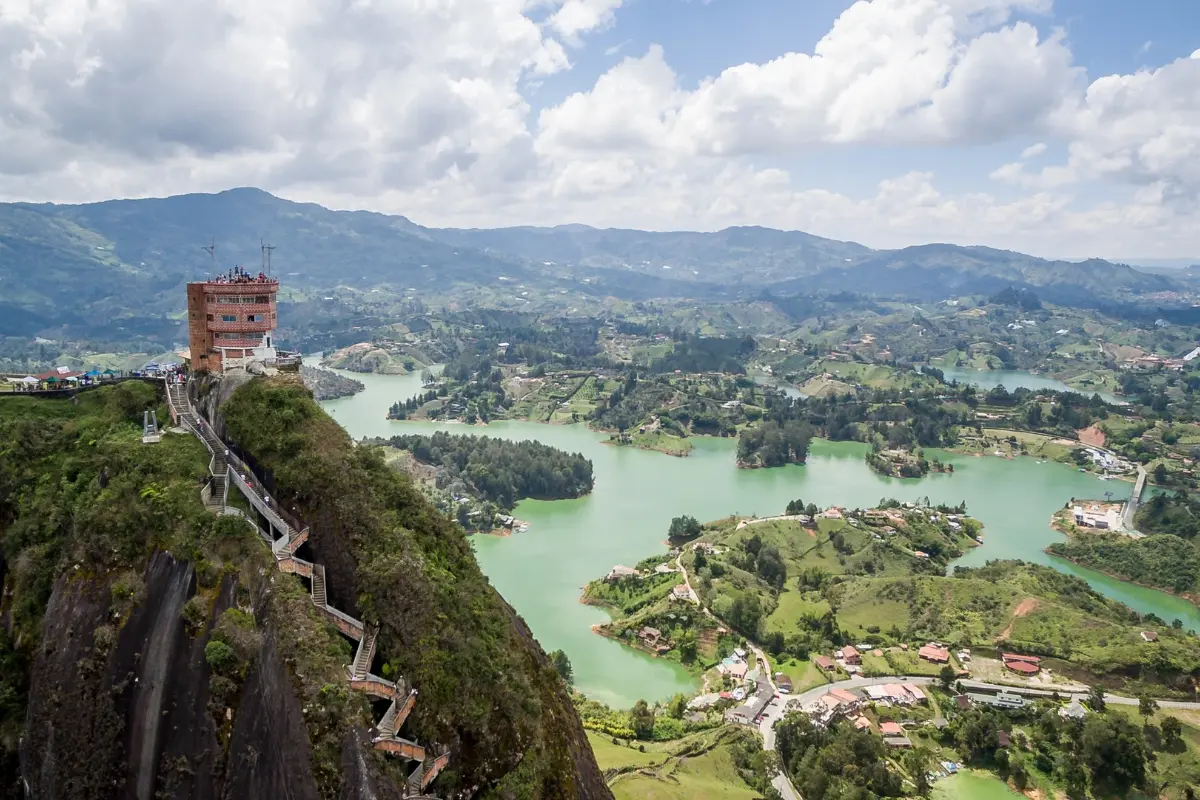 Mirador de la Piedra del Peñol con vista al embalse de Guatapé