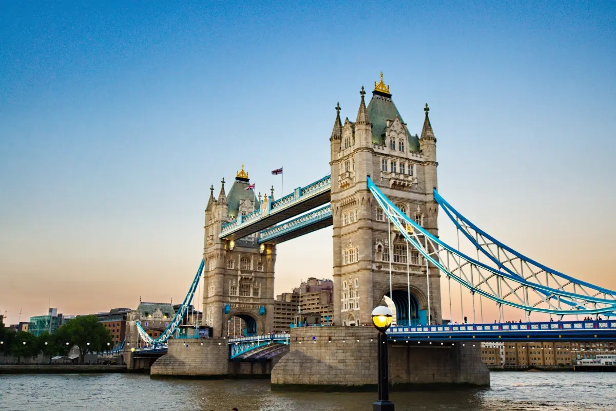 Tower Bridge sobre el río Támesis al atardecer