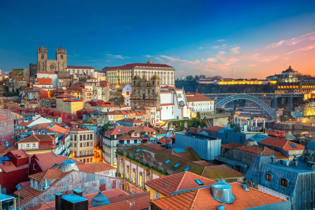 Tejados de Oporto y puente Don Luis I al anochecer