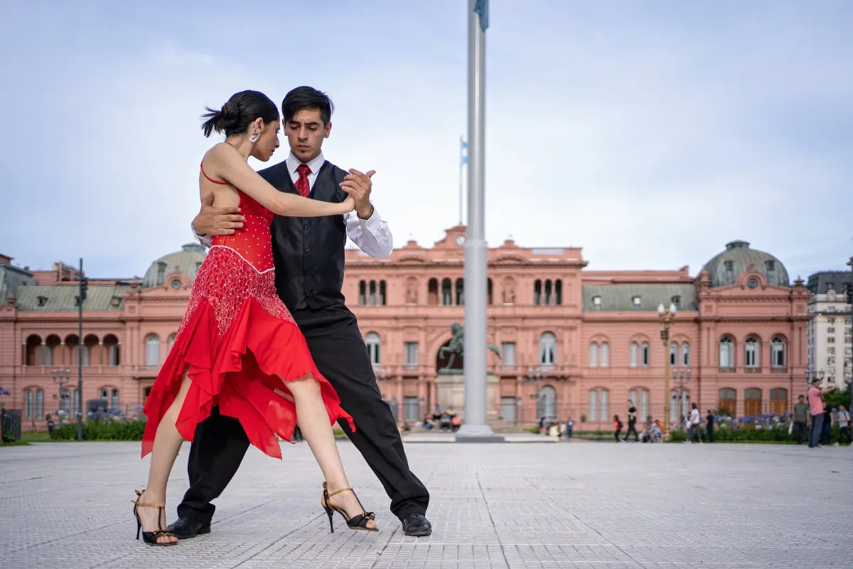 Pareja bailando tango frente a la Casa Rosada