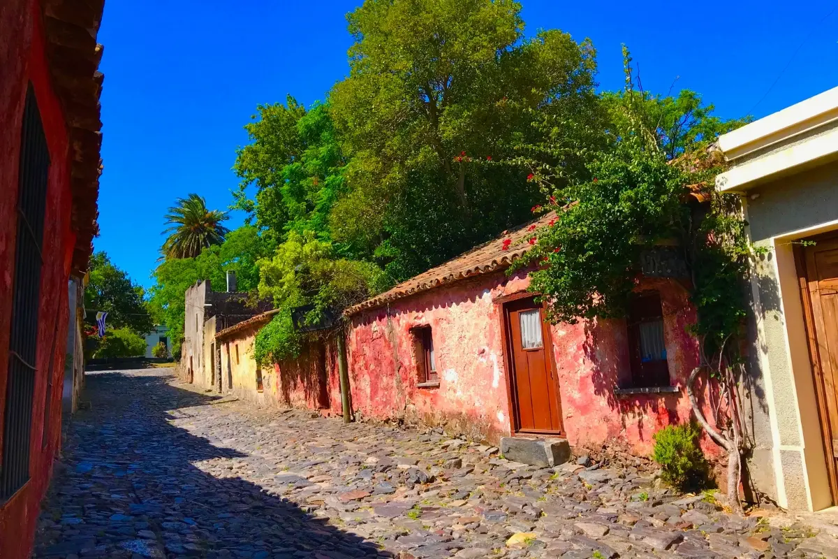 Calle empedrada del casco histórico de Colonia del Sacramento