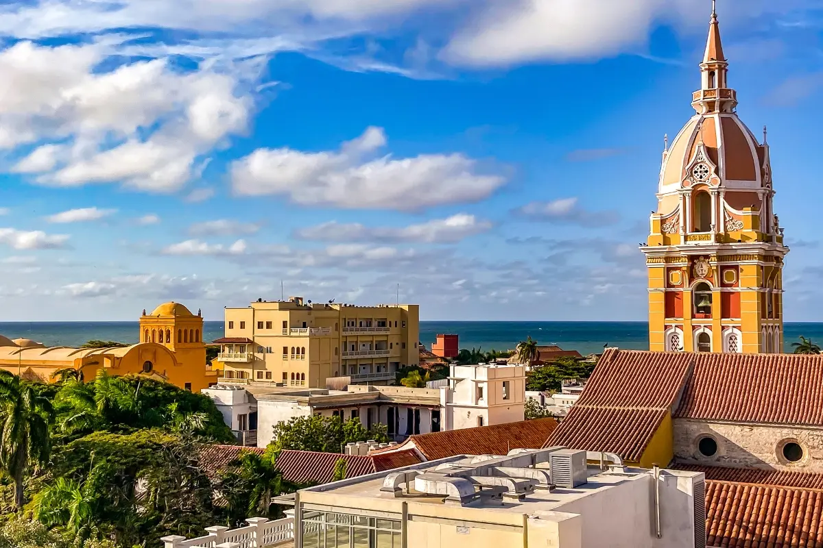 Torre de la catedral de Cartagena con el mar Caribe al fondo