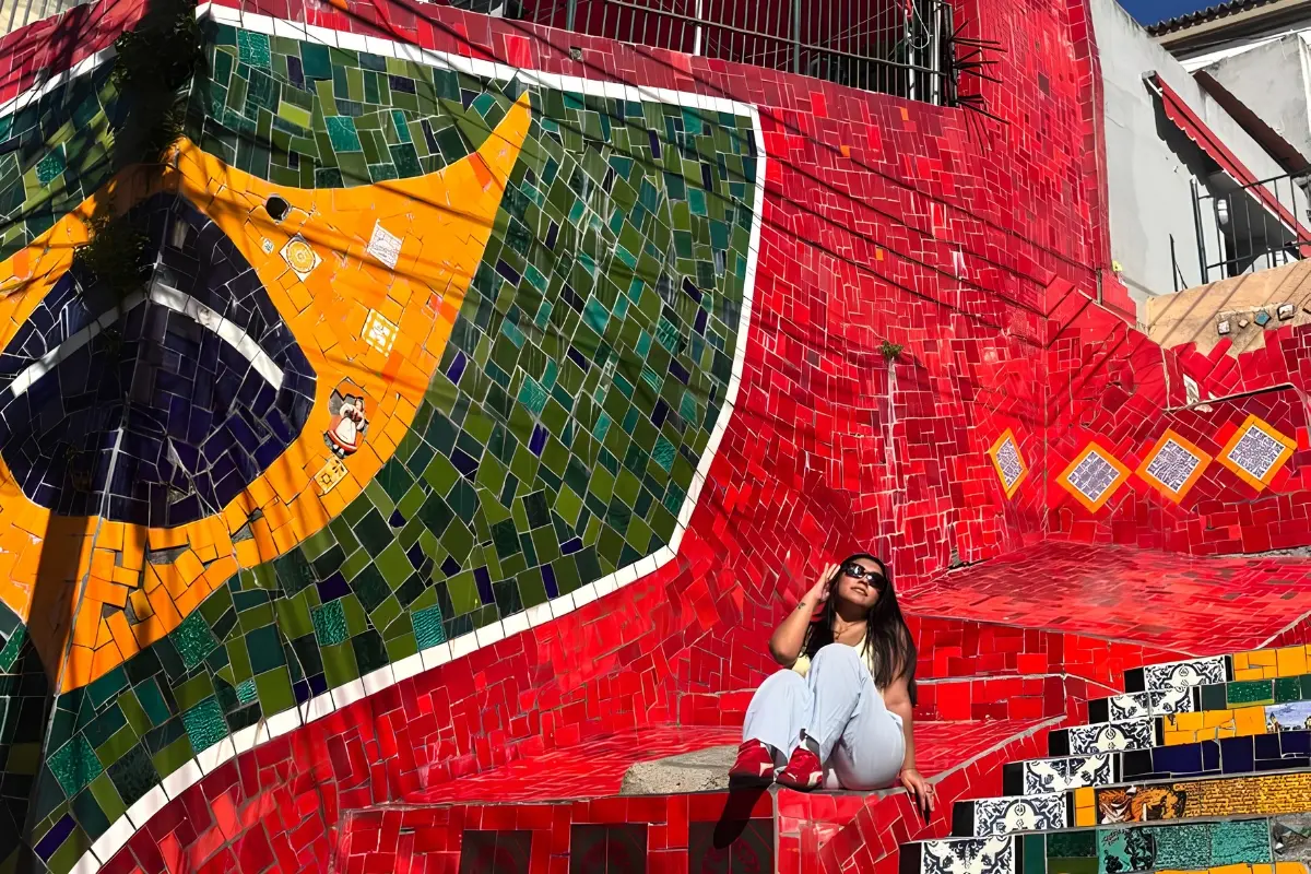 Escalera Selarón con mosaicos de colores y la bandera de Brasil