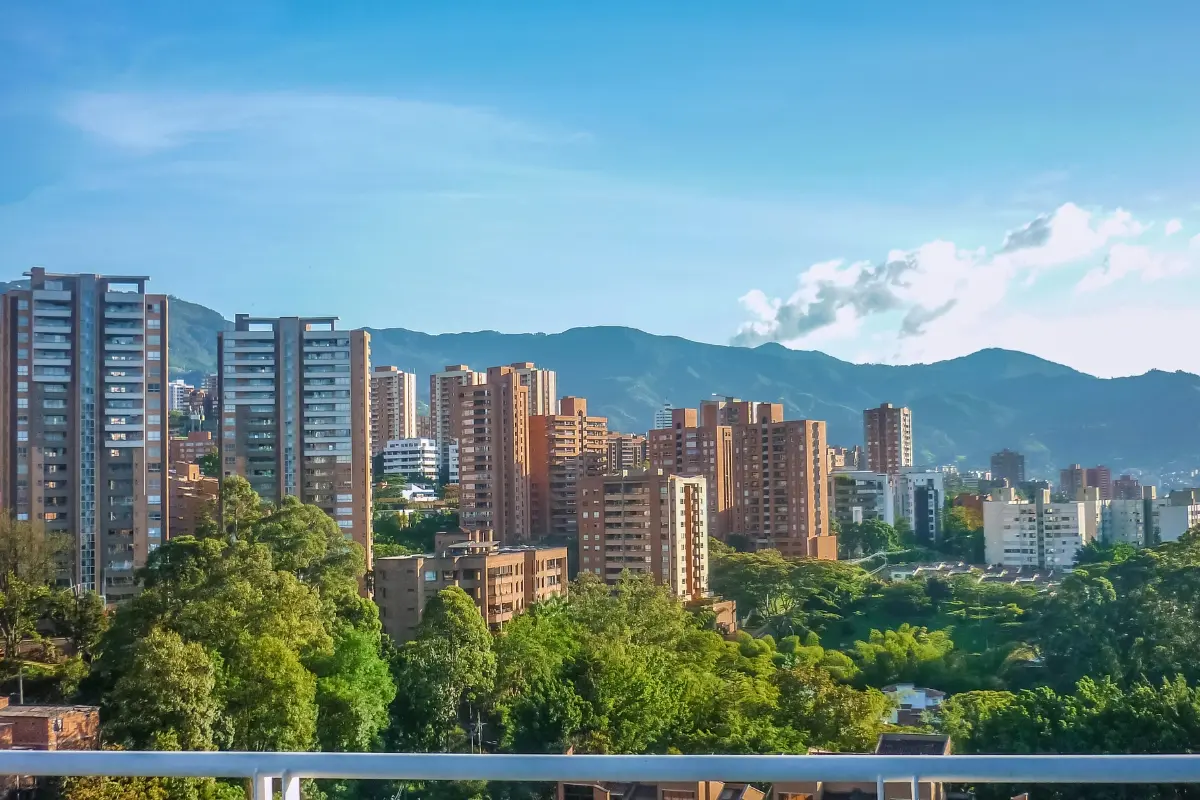 Vista de los edificios de El Poblado rodeados de montañas verdes