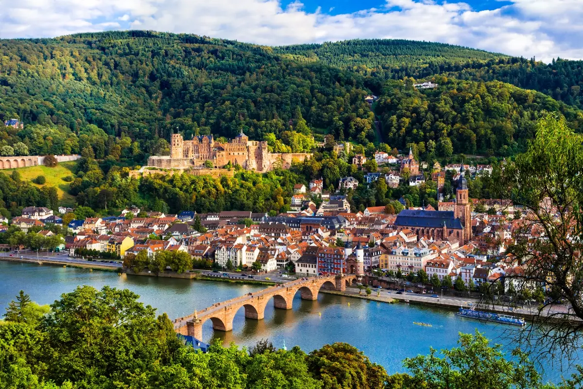 Castillo de Heidelberg sobre el río Neckar y el puente viejo