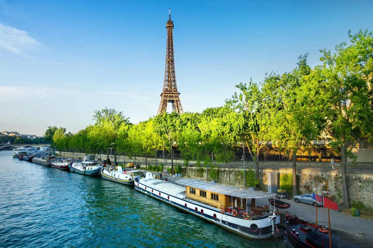 Torre Eiffel y barcos en el río Sena en París