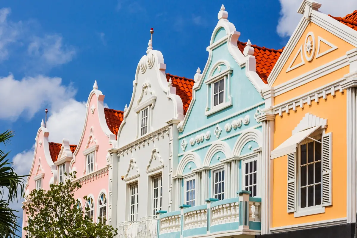 Fachadas coloniales holandesas de colores en Oranjestad, Aruba