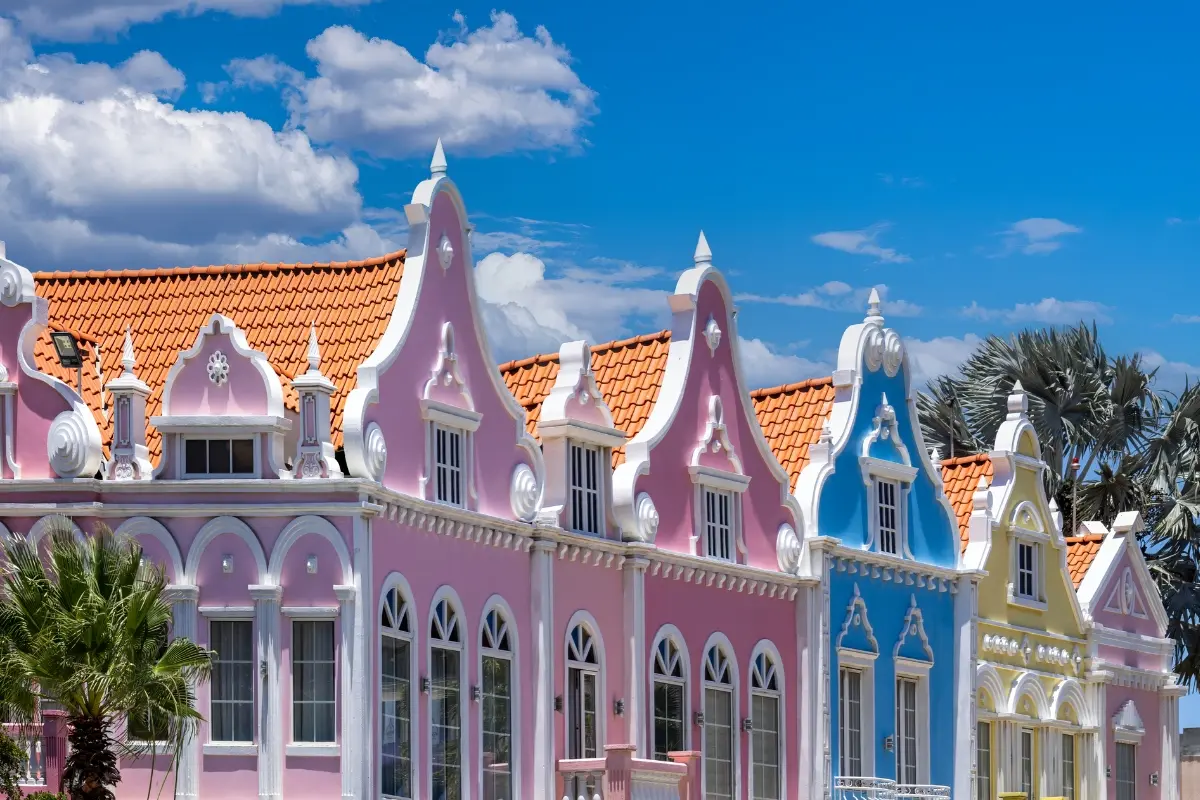 Fachadas coloniales holandesas de colores en Oranjestad, Aruba