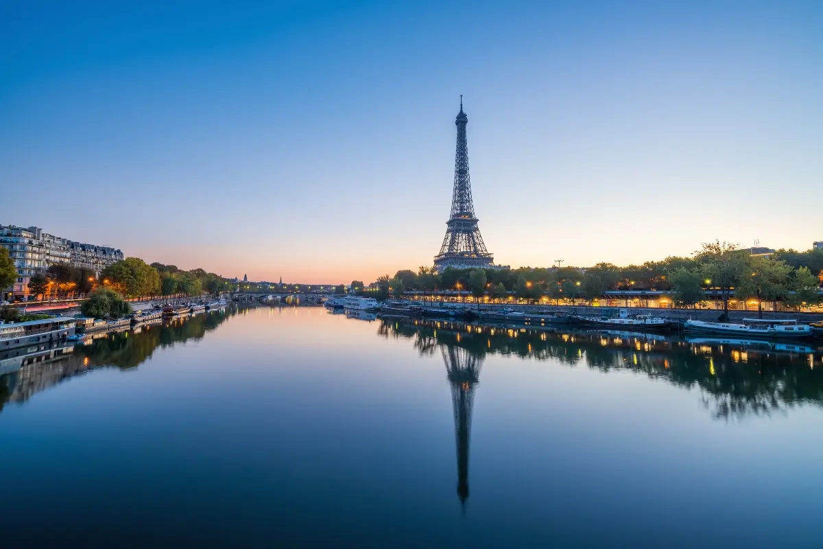 Torre Eiffel reflejada en el Sena al amanecer