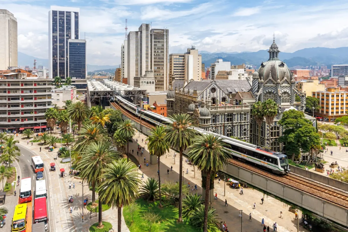 Metro de Medellín junto al Palacio de la Cultura y las palmeras del centro