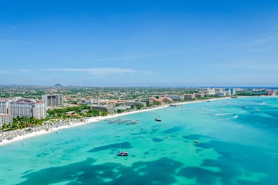 Vista aérea de Palm Beach en Aruba con hoteles frente al mar turquesa