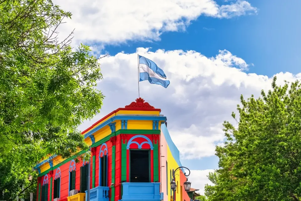 Fachadas de colores de Caminito en La Boca con la bandera argentina