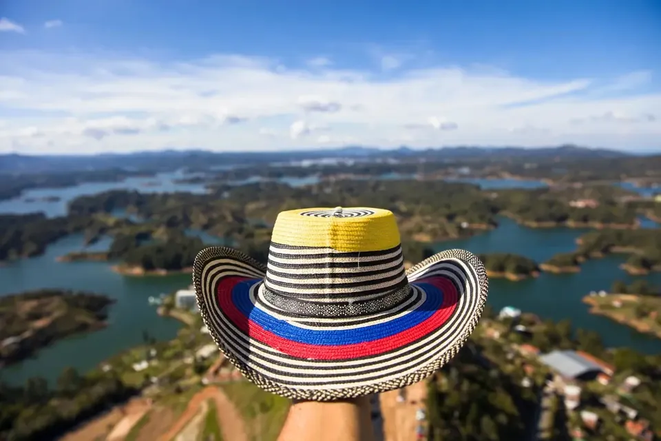 Sombrero vueltiao colombiano frente al embalse de Guatapé