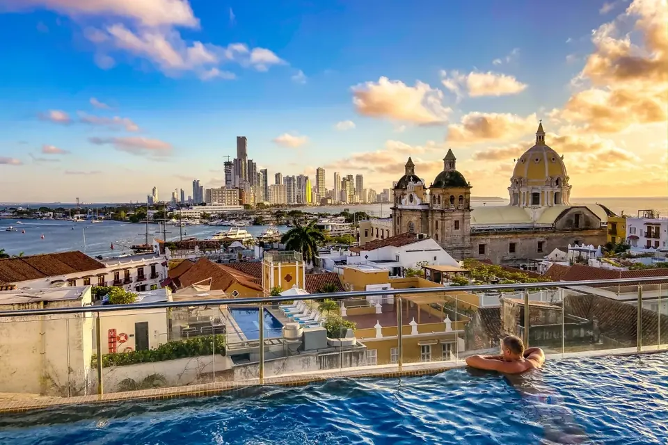 Atardecer sobre Cartagena desde una piscina en la azotea del centro histórico