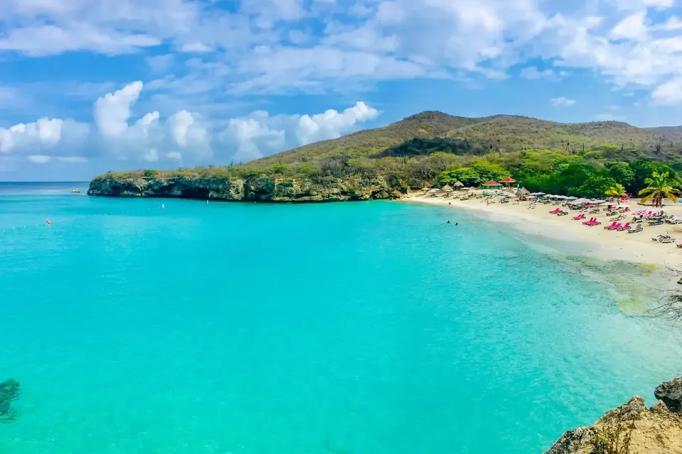Bahía de Grote Knip con agua turquesa y arena blanca