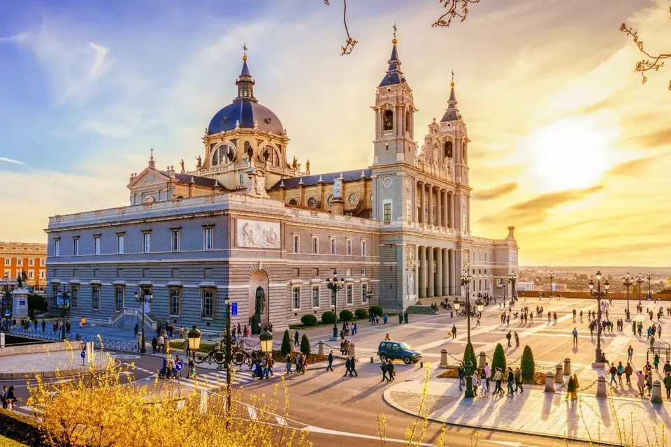 Catedral de la Almudena de Madrid al atardecer