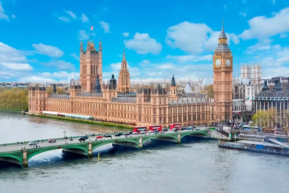 Big Ben y el Parlamento junto al Támesis en Londres