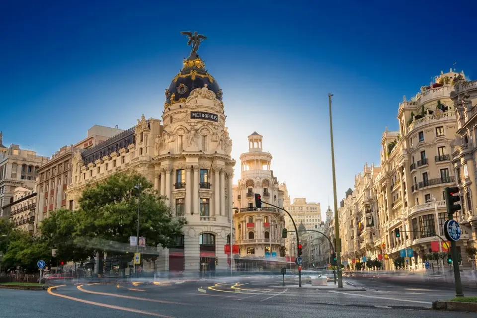 Edificio Metrópolis en la Gran Vía de Madrid al amanecer