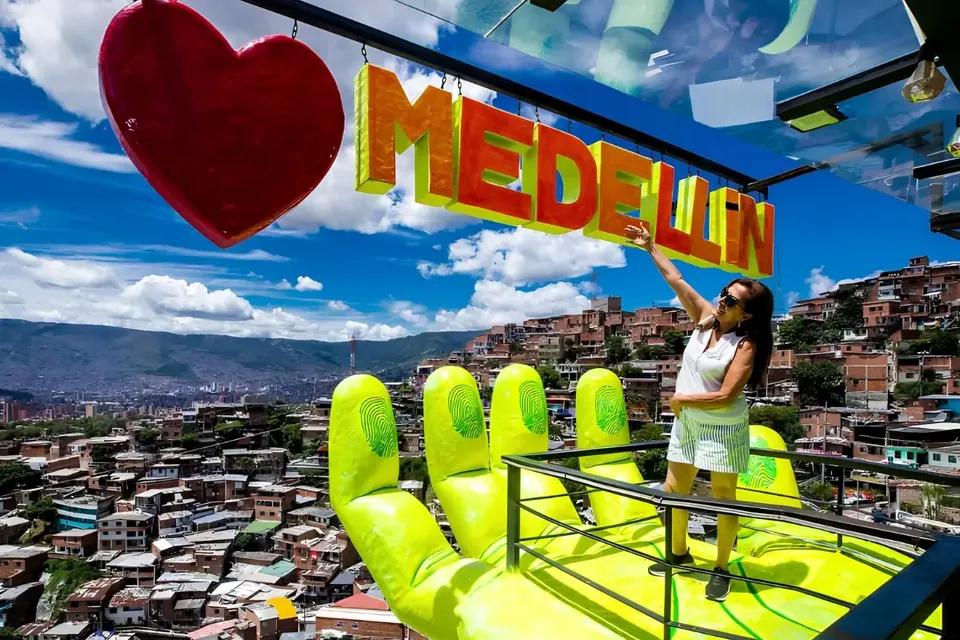 Mirador de la Comuna 13 con el letrero de Medellín y vista de los barrios